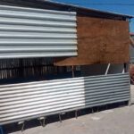 Este es el exterior de una de las aulas construidas de lámina y madera en el Complejo Educativo Tomás Cabrera.