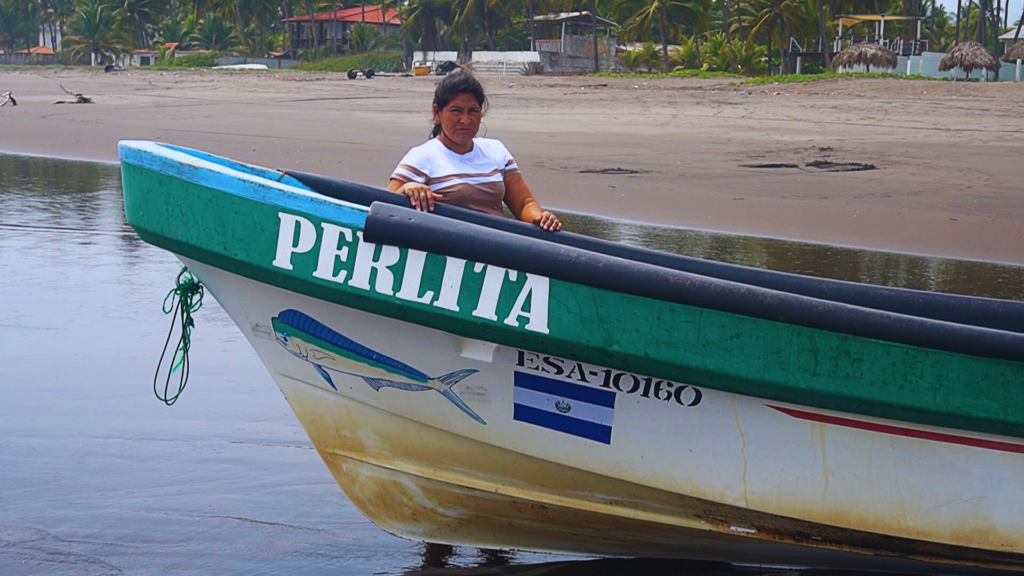 Nohemy Meléndez es una pescadora de 34 años de edad. Desde muy joven aprendió a atrapar macarela, atún, pargo rojo y otras especies. Crédito: Marvin Díaz. 