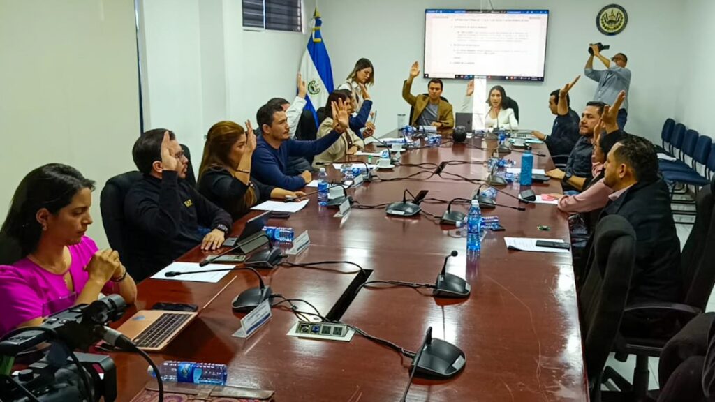 Dos horas le tomó a la comisión, que discutió el nuevo proyecto que avaló la minería en El Salvador, el pasado sábado 21 de diciembre, en dar el visto bueno para que fuese llevado al pleno para su posterior aprobación.