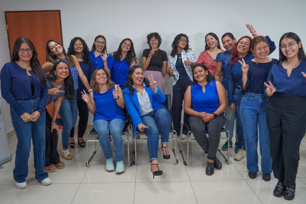 Equipo de biólogas y voluntarias del Centro de Investigación Marina y Limnológica (CIMARyL) de la UFG.